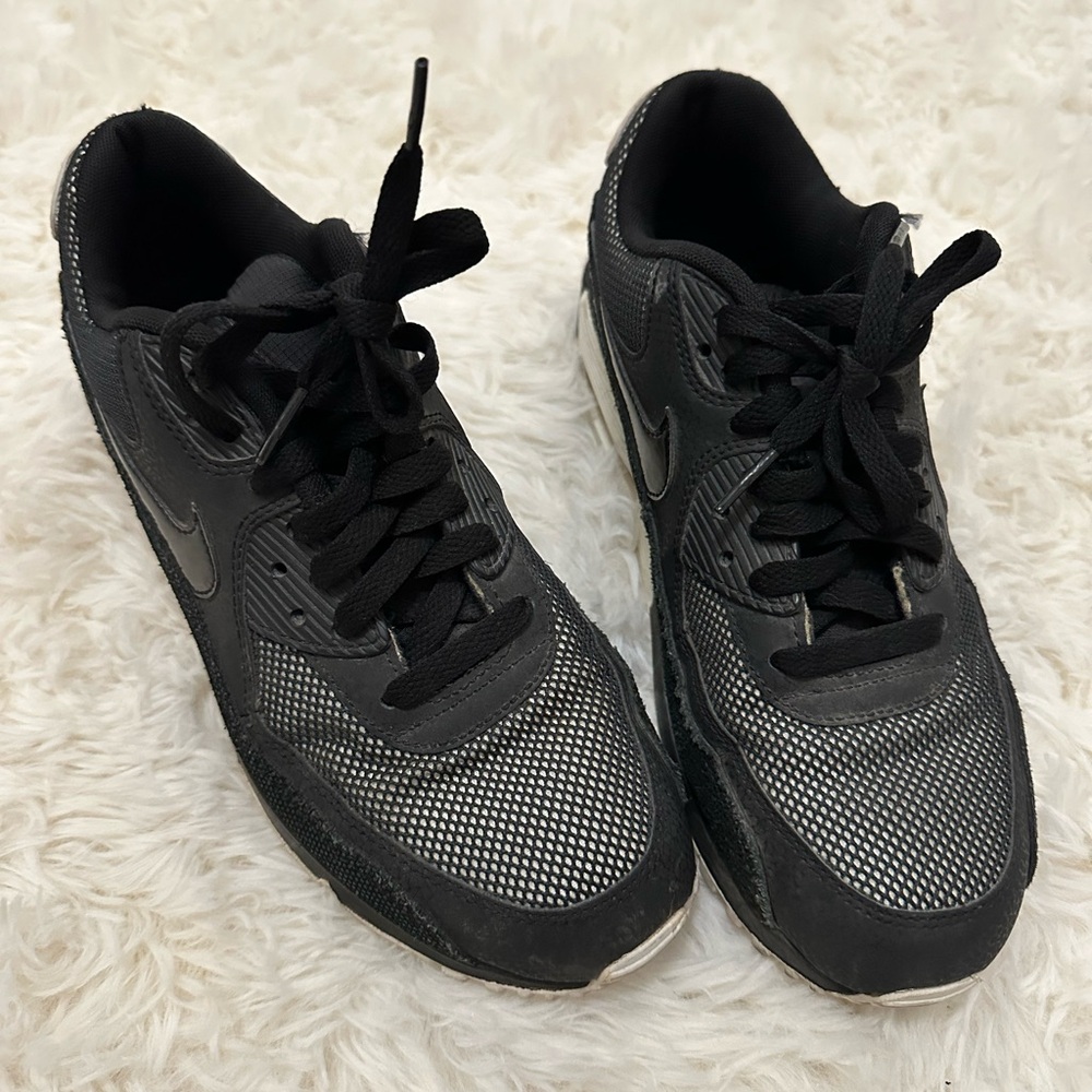 Nike Black and White Women's Sneakers - Picture 2 of 3